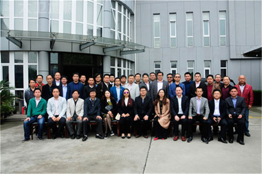 苏州市湖南商会一行在博鱼在线平台（中国）官网办公楼前合影.jpg