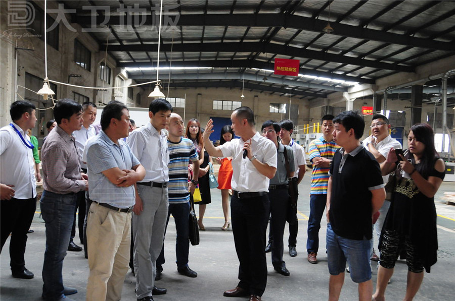 客户参观博鱼在线平台（中国）官网·阿玛蒂木门生产车间.jpg
