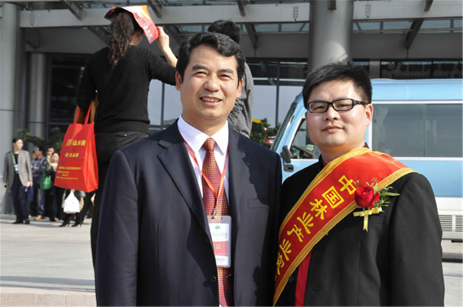 博鱼在线平台（中国）官网地板蒋董荣获“中国林业产业突出贡献奖”.jpg