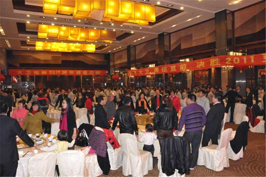 “一家人”手牵着手，共唱“大中国”.jpg